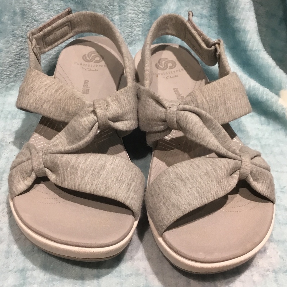 Clarks Cloudsteppers women’s ' Light Gray Knotted Strap Sandals
